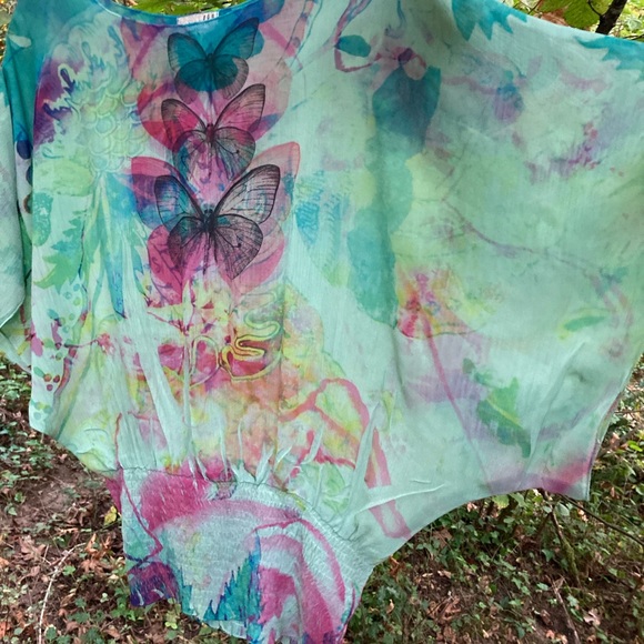 One World Top with butterflies - Picture 5 of 10